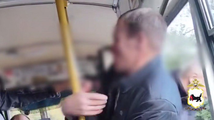 Пассажиры автобуса в Иркутске поссорились из за шаурмы Сотрудники полиции обратили внимание на видеозапись в соцсетях запечатлевшую переход словесной перепалки в небольшую драку между двумя мужчинами По этим кадрам полицейские установили что один из участников ссоры получил небольшие повреждения Другие сообщения или заявления о происшествии не поступали однако полицейские организовали проверку и сотрудники Госавтоинспекции смогли найти водителя автобуса Водитель пояснил что ссора возникла из за нетрезвого мужчины который вошел в салон с шаурмой Пассажир настолько неаккуратно ел что испачкал часть салона и доставил беспокойство соседям по автобусу После ссоры водитель высадил одного из участников и продолжил поездку по маршруту