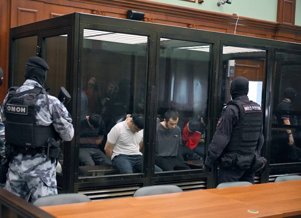 Фигурант дела о теракте в «Крокусе» предложил выплатить по 1 тысяче рублей компенсации.  Один из обвиняемых по делу о нападении на «Крокус Сити Холл», Умеджон Солиев   внесён в реестр террористов и экстремистов , предложил выплатить потерпевшим символические компенсации — по 1 тысяче рублей. Об этом сообщил его адвокат.  Подписаться    Отправить новость
