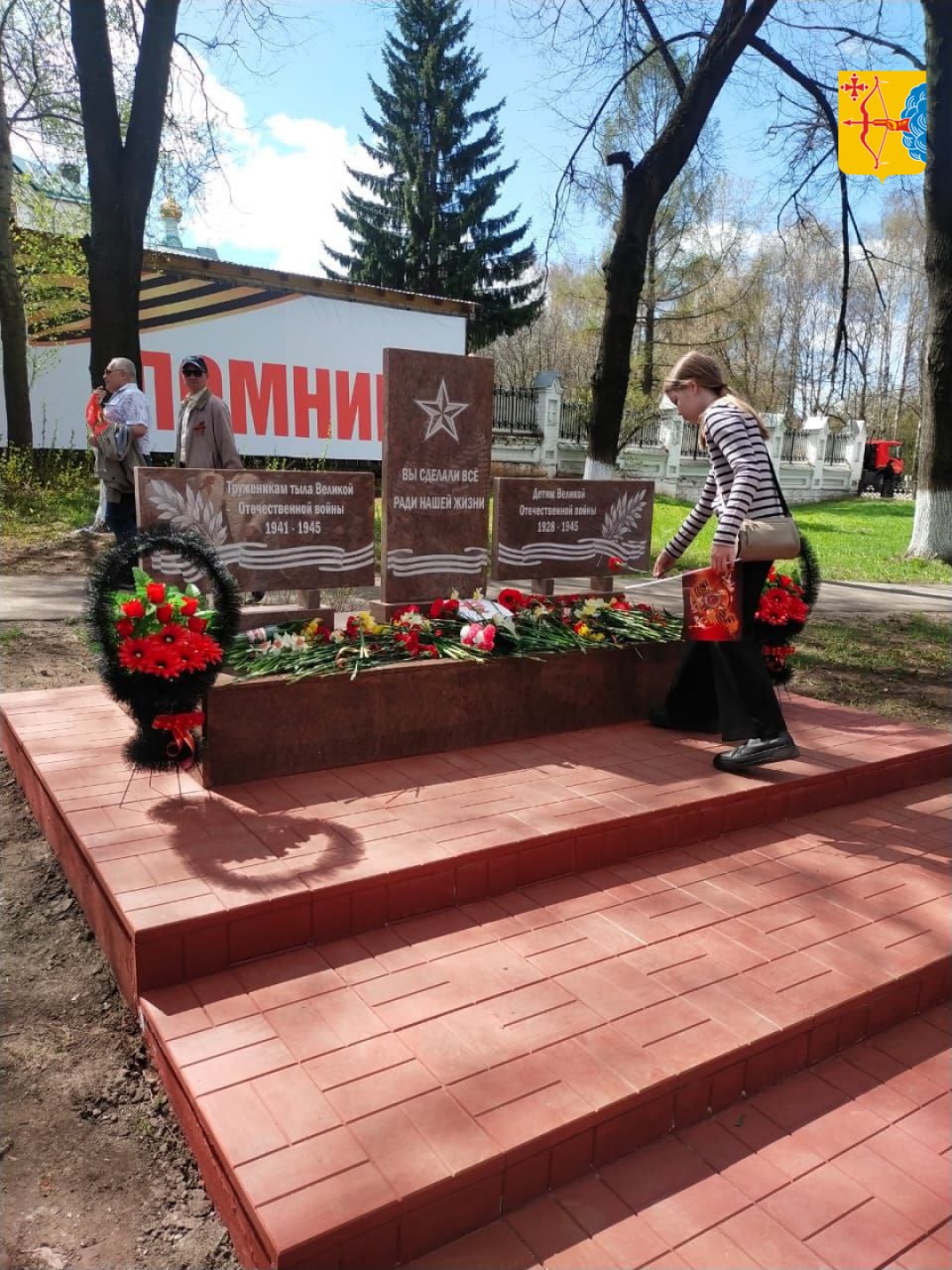 В Слободском жители с помощью Проекта по поддержке местных инициатив установили памятник труженикам тыла. Он появился на Аллее славы мемориала «Вечный огонь». А жители деревни Первые Бобровы Даровского района, участвуя в ППМИ, поддержали идею ремонта мемориала Воинам-землякам, который был открыт в 1985 году в честь 40-летия Великой Победы. В 2025 году памятники будут обновлены в 18 муниципалитетах региона. Кировская область