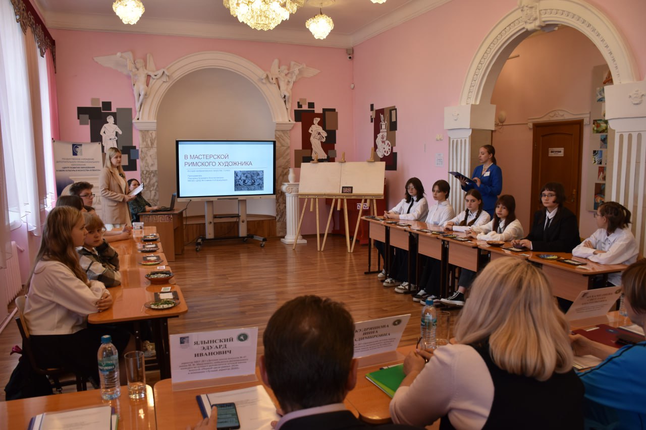 В Ленинске-Кузнецком прошёл III тур регионального этапа Общероссийского конкурса «Лучшая детская школа искусств» в номинации «Лучшая городская школа искусств» Конкурсное испытание прошло для Детской художественной школы №4 им. А. И. Шундулиди. Жюри оценивало экскурсию по учреждению, проведение трех открытых мини-уроков дисциплины «Пленэр», «Керамика», «История изобразительных искусств» , официальный сайт школы, презентацию результатов ее работы и творческий проект. Напомним, первый финалист в данной номинации – Детская художественная школа № 8» г. Прокопьевск . Конкурсные испытания прошли 6 мая. Выходом в финал обе школы уже обеспечили получение призовой выплаты на улучшение материально-технической базы в размере 200 000 рублей, которую получит одна школа-финалист. Школа-победитель получит 1 млн рублей и возможность представить Кузбасс на следующем этапе конкурса в СФО.
