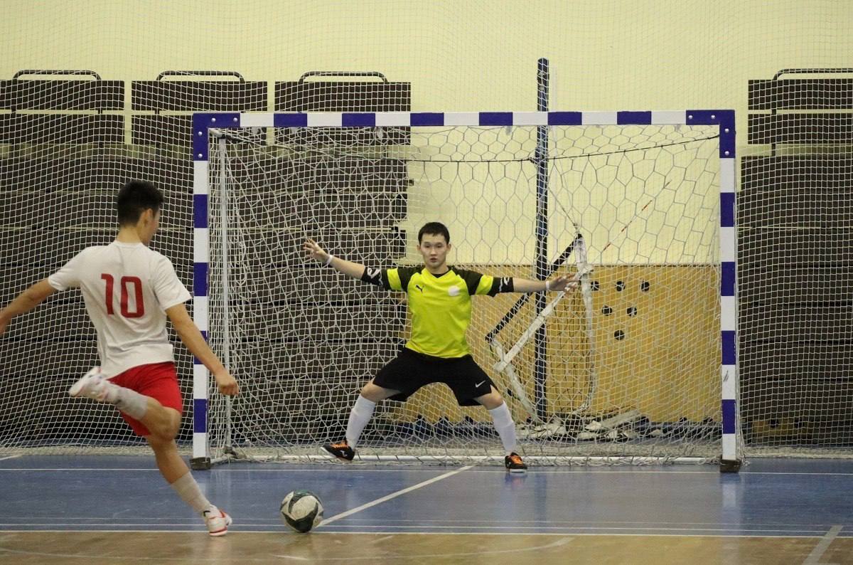 Хангаласский улус стал обладателем Кубка Минспорта Якутии по футзалу Во Дворце спорта 50 лет Победы сегодня состоялись заключительные матчи Кубка Министерства по физической культуре и спорту Республики Саха Якутия по футзалу среди молодежных команд По итогам трехдневных соревнований в финале сошлись команды Якутского педагогического колледжа и Хангаласского улуса С первых секунд матча стало ясно что соперники настроены решительно и готовы бороться за золотые медали до последнего Игра проходила в напряженной борьбе за каждый мяч Команда Якутского педколледжа большую часть времени контролировала мяч и оказывала давление на половине поля соперника однако одна стремительная атака хангаласцев позволила им открыть счет Ответ последовал практически сразу ЯПК сумел восстановить равновесие и до финального свистка счет так и не изменился Победитель турнира определился в серии послематчевых пенальти Команда Хангаласского улуса реализовала все свои удары а решающую роль сыграл вратарь отразивший два мяча В итоге хангаласцы стали обладателями Кубка Минспорта Якутии 2025 года В матче за бронзовые награды встретились сборная Чурапчинского улуса и команда Северо Восточного федерального университета В этой встрече напряженной борьбы не получилось фавориты из СВФУ одержали уверенную победу с крупным счетом и замкнули тройку призеров турнира Напомним что команды призеры были награждены памятными медалями грамотами кубками а также денежными сертификатами на приобретение спортивной формы и атрибутики в магазине ProSport на сумму 10 15 и 20 тысяч рублей Пресс служба УФКиМС ufkims Якутия УФКиМС СпортЯкутии СпортНормаЖизни РеспубликаСаха Минспорт ЗОЖ ЗдоровыйОбразЖизни КубокМинспорта Футзал