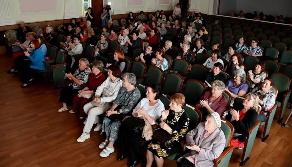 В Копейске чествовали золотой фонд образования Накануне Дня учителя в Доме творчества детей и молодёжи города традиционно собрались ветераны системы образования Копейского городского округа Помимо торжественной части на сцене выступали детские творческие самодеятельные коллективы Реклама http kr gazeta ru Erid 2W5zFJYk5Yc