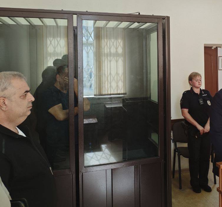 В колонию строгого режима отправили застройщика Саррафа Мамедова за взятку мэру Дегтярска  Судья Кировского райсуда Екатеринбурга Екатерина Иванченко признала Мамедова виновным в даче взятки должностному лицу в крупном размере  часть 5 статьи 291 УК  и назначила ему два года колонии строгого режима со штрафом в размере суммы взятки  более 6,2 млн рублей , сообщили в прокуратуре Свердловской области.  В ходе следствия Сарраф Мамедов признал вину.  Мамедов, владеющий ООО «Жилые кварталы», передавал мэру Вадиму Пильникову взятку за содействие в приёмке работ и общее покровительство. Пильникову, напомним, назначили 10 лет колонии строгого режима.  Телеграм-канал   Поддержать Подписаться Прислать новость 18+