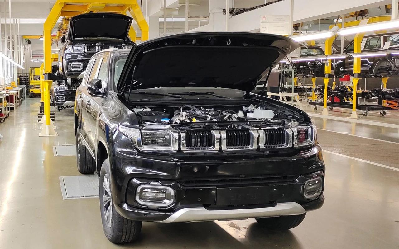 BAIC запустит новые модели по полному циклу в России Мы узнали когда Китайский бренд BAIC планирует запустить производство автомобилей на заводе Автотор по полному циклу то есть со сваркой и окраской кузовов сообщила пресс служба марки В компании также пояснили что продолжат сотрудничество с предприятием на нем хотят выпускать как актуальный модельный ряд так и новые модели BAIC которые выйдут на российский рынок до конца 2026 года Что касается новых моделей то вероятно речь идет об обновленном BJ40 и более компактном BJ30 В июле компания анонсировала появление в России трех новых внедорожников до конца текущего года один из них BJ60 в дизельной модификации На данный момент на заводе Автотор собирают всю актуальную модельную линейку BAIC Последним автомобилем вставшим на конвейер стал флагманский внедорожник BJ60