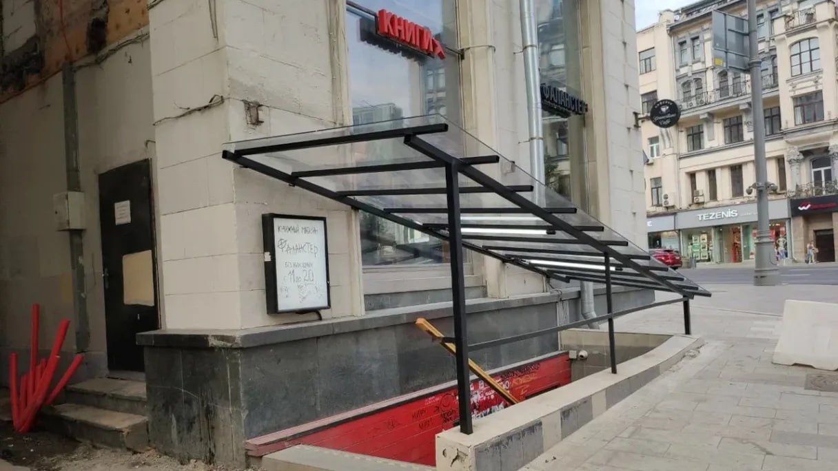 Суд в Москве оштрафовал на 800 000 рублей книжный магазин «Фаланстер» по делу о пропаганде ЛГБТ «международное движение ЛГБТ» признано в России экстремистским и запрещено . По протоколу по аналогичной статье также оштрафовали на 100 000 рублей соучредителя магазина Бориса Куприянова. : DR
