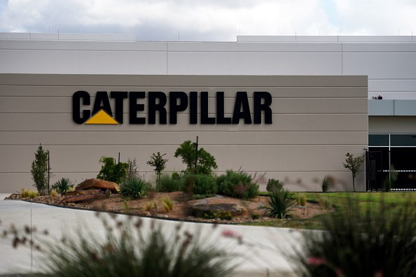 Правительственная комиссия по контролю за осуществлением иностранных инвестиций рассмотрела и одобрила заявку ООО Инвестиционные решения принадлежит инвестиционному фонду Balchug Capital на покупку четырех российских дочерних компаний американского производителя спецтехники Caterpillar Об этом сообщили два источника РБК знакомых с деталями сделки По информации одного из собеседников компания находится на завершающем этапе переговоров закрытие сделки ожидается в ближайшие месяцы Согласно документу доли планируется приобрести у Caterpillar за 2 613 млрд руб В обращении указано что это второй этап комплексной сделки по приобретению всех активов продавца на территории России В обращении заявитель также указал что получил предварительное согласие Федеральной антимонопольной службы По данным одного из собеседников РБК на заседании 3 октября правительственная комиссия предъявила к продавцу требование проводить расчет по сделке в рублях на счета типа С специальные рублевые счета нерезидентов из недружественных стран Фото Callaghan O Hare Bloomberg via Getty Images РБК в Telegram и MAX