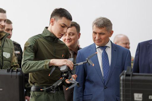 Патриотизм = война? В своём официальном канале глава Чувашии Олег Николаев рассказал о проведении «Координационного совета по патриотическому воспитанию». На мероприятии обсудили «гражданскую ответственностьь» и допризывную подготовку. Участвовали представители «Юнармии», центра «Воин», кадетские классы и ДОСААФ. По словам Николаева, ветеранские организации «вдохновляют молодёжь», а личные истории ветеранов помогают «сформировать гражданскую позицию у детей». Что характерно — ни одной организации, которая бы занималась вопросами образования, медицины или, например, экологии. Из этого становится понятно, какое будущее готовят власти страны и республики для наших детей. Почему патриотизм теперь означает исключительно готовность к военной службе? Почему любовь к Родине сводится к числу будущих солдат? Разве нельзя любить Россию, стремясь к миру, а не к войне? Подписаться Написать нам Поддержать Чат