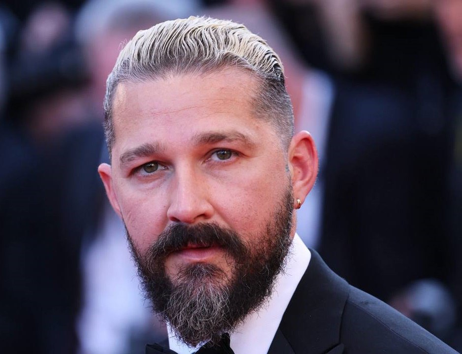 Пьяный и полуголый Шайа Лабаф напал на двух мужчин и был арестован История достойна целого фильма в воскресенье актер в нетрезвом виде с голым торсом и без денег пришел в круглосуточный бар чтобы побыть в роли бармена знаменитости Персонал отказался от такой щедрости и выгнал Шайю на улицу где он решил подраться и напал на двух мужчин после чего его задержала полиция жить надо как Шайа Лабаф НМШ