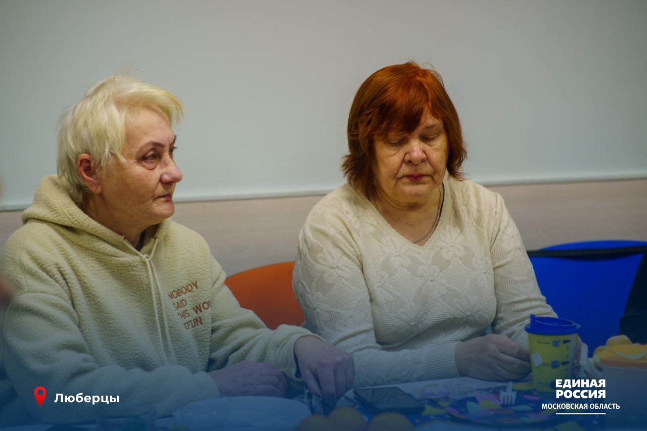 В Люберцах сторонники и активисты партии передали теплые вещи военнослужащим в зону СВО  Участники клуба «Активное долголетие»  передали связанные вещи военнослужащим на СВО в рамках акции «Тепло для героя» во время встречи с активистами местного отделения «Единой России».  «Поддержка наших бойцов - это не просто долг, это искренний порыв души, объединяющий людей самых разных возрастов. В ходе встречи участники «Активного долголетия» передали на фронт вещи, связанные собственными руками: теплые носки, подшлемники и шарфы-хомуты, которые помогут согреть наших защитников в сложных условиях.  Искренне рада, что такое количество люберчан помогают нашим бойцам, находящимся на территории Специальной военной операции», – рассказала муниципальный координатор партийного проекта «Старшее поколение» Ольга Гоффе.  Во время встречи партийцы выслушали все пожелания и просьбы участников губернаторского проекта. Все вопросы были направлены в профильные управления администрации Люберец.  Внести свой вклад и отправить гуманитарную помощь военнослужащим может каждый.  Сбор помощи проводится на базе общественных приемных партии, которые расположены в каждом городском округе региона. Подробная информация и контакты доступны по ссылке  #ЕдинаяРоссия #Подмосковье #ЕР50 #ЕРпроекты #СтаршееПоколение #СвоихНеБросаем #ВремяПомогать #МыВместе #ZаМир #СВО #ТеплоДляГероя    Подписаться   Единая Россия Подмосковье