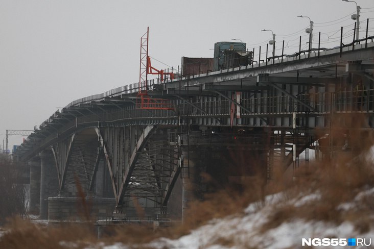 Мэр Омска Сергей Шелест сообщил о полном перекрытии моста у Телецентра для того чтобы перенести на нем движение на отремонтированную часть Как сообщил градоначальник в своем телеграм канале 7 января в 20 00 работа светофоров на сооружении будет остановлена а для проезда останутся доступны по одной крайней полосе в каждом из направлений А с 22 00 7 января мост будет полностью закрыт для транспорта В 7 00 8 января движение начнётся уже по новой схеме На мосту по прежнему будут действовать три полосы крайние по одной в каждом из направлений средняя попеременно в каждом направлении в зависимости от времени суток и сигналов светофоров сообщил Сергей Шелест При этом пешеходное движение на сооружении полностью закроется до завершения ремонта моста