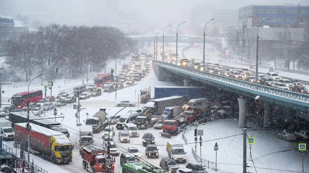 Большегрузы стали главной причиной заторов на трассах прорабатываются меры В настоящее время властями рассматривается возможность введения запрета на движение фур в дневное время на ключевых вылетных трассах при неблагоприятных погодных условиях Эта мера призвана предотвратить ситуацию когда один застрявший грузовик парализует движение на целой магистрали Сейчас прорабатывается запрет их движения днем во время снегопада на вылетных трассах и увеличение штрафа за отсутствие зимней резины или цепей Сейчас он составляет 500 заявил министр транспорта и дорожной инфраструктуры региона Марат Сибатулин Подписаться Прислать новость   Проголосовать за канал Читать в MAX
