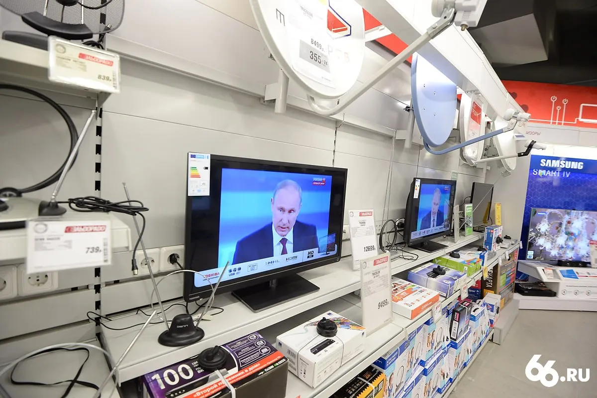 Не зацикливаться на запретах велел Владимир Путин С таким заявлением российский президент выступил на Совете законодателей который проходит в Санкт Петербурге Законодательный процесс должен быть системным творческим нацеленным не только на адаптацию к нынешним вызовам и рискам Но нельзя и зацикливаться только на запретах ограничениях выработке каких то новых мер наказания для нарушителей это контрпродуктивно Излишние барьеры тормозят развитие заявил Путин цитата по ТАСС Только за весну 2026 года в России запретили вывески на латинице фильмы дискредитирующие традиционные духовно нравственные ценности регистрацию доменов без Госуслуг рекламировать энергетики без предупреждения об их вреде А еще фактически заблокирован мессенджер Telegram Роскомнадзор и профильные ведомства также работают над ограничениями для средств обхода блокировок   на связи в TG MAX VK