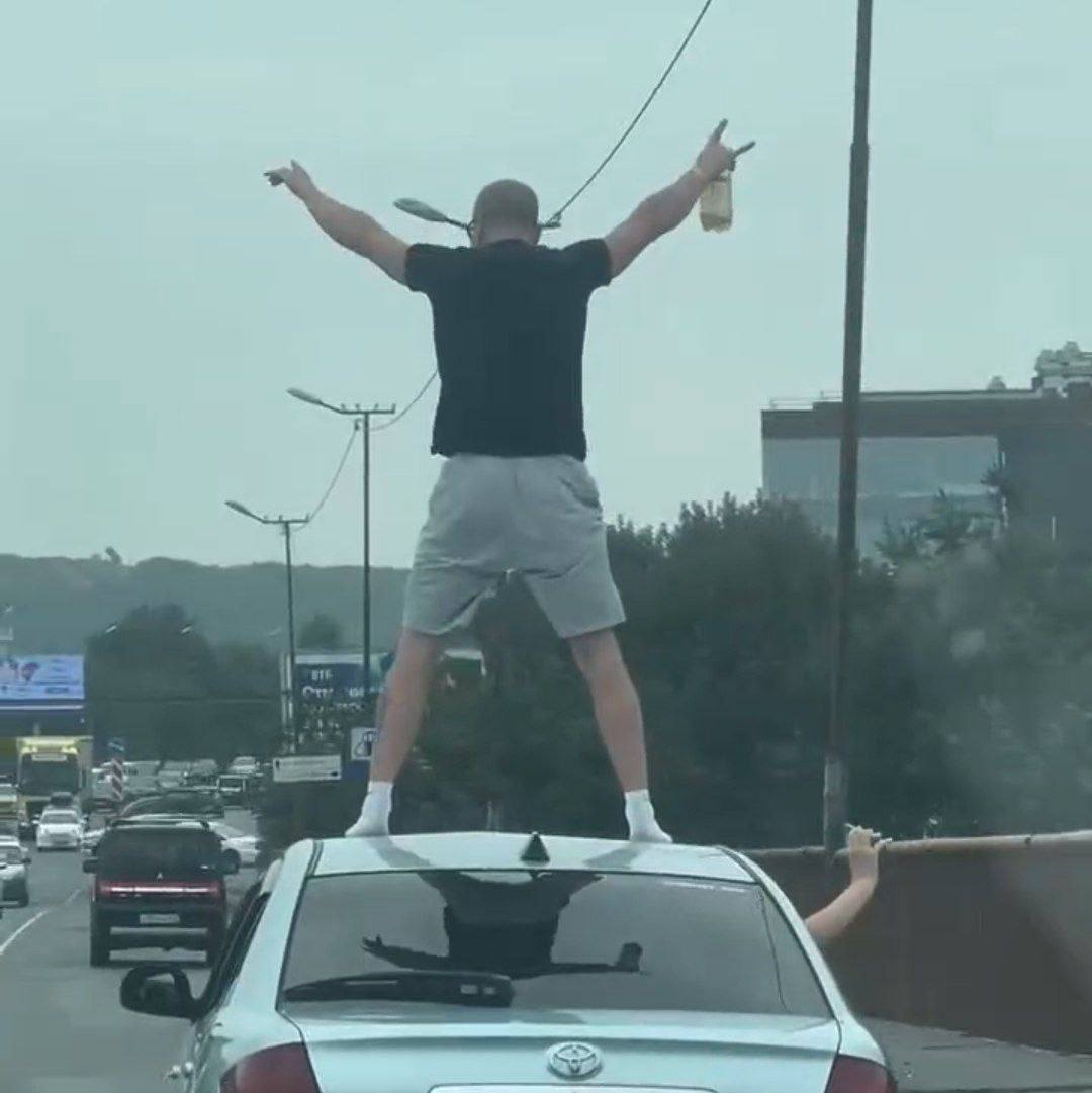 «Экстрималы» из Владивостока попали в поле зрения полиции   Мужчина с ветерком прокатился по Рудневскому мосту на крыше машины.   Полицейские устанавливают личность водителя, нарушившего правила перевозки пассажиров.  По результатам проверки будет принято законное и обоснованное решение.  Источник:      ОТВ.Происшествия