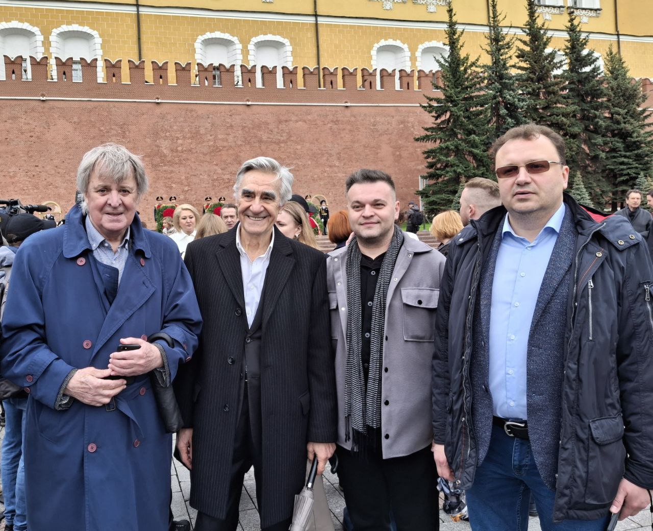 Заместитель директора Театра Иллюзии Алексей Поперекин и главный режиссёр Артем Бибилюров от имени театрального сообщества России — СТД РФ приняли участие в церемонии возложения цветов к Могиле Неизвестного Солдата у Кремлевской стены. Акцию организовал Союз театральных деятелей России по случаю 80-й годовщины Победы в Великой Отечественной войне. В церемонии возложения венков приняли участие Министр культуры России Ольга Любимова, заместитель Начальника Управления Президента России по общественным проектам Александр Журавский, Министр Правительства Москвы, руководитель Департамента культуры города Москвы Алексей Фурсин, генеральный директор Президентского фонда культурных инициатив Роман Карманов, Председатель Союза театральных деятелей России Владимир Машков и представители всех федеральных театров. После возложения венков присутствующие почтили память павших в Великой Отечественной войне минутой молчания. «Мероприятие организовано впервые Союзом театральных деятелей России. Оно подчеркнуло единство российского театрального общества в сохранении исторической памяти о Великой Победе. В СТД планируют сделать акцию доброй традицией», — отметила Ольга Любимова.