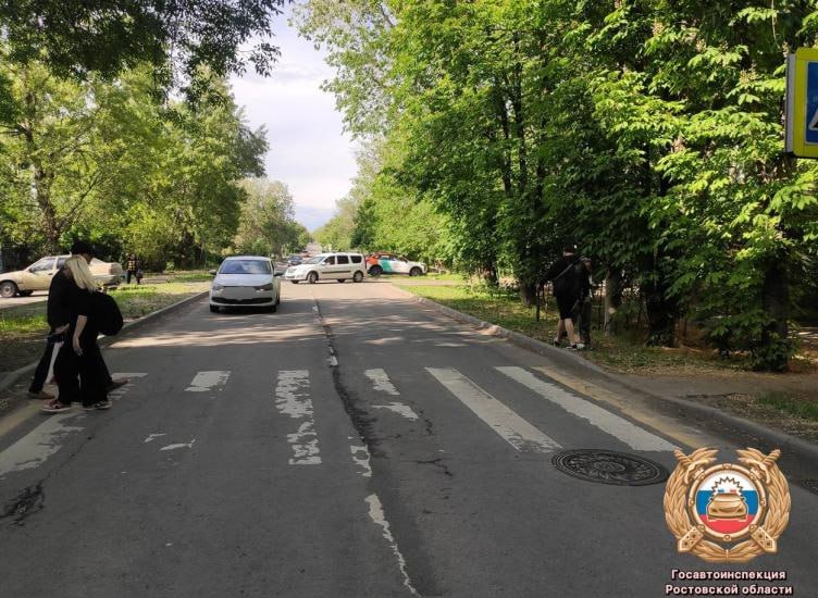 В Ростове автомобиль сбил 11-летнюю девочку В Ростове автомобиль марки «Chevrolet Aveo» сбил 11-летнюю девочку. Авария произошла сегодня днем в районе ул. Чистапольской, сообщили в пресс-службе Госавтоинспекции Ростовской области. «В результате ДТП пешеход получила травмы и была госпитализирована», – пишет источник. По данным источника, подросток переходила дорогу по нерегулируемому пешеходному переходу. В ГАИ призывают автомобилистов быть внимательнее на дорогах и проявлять особую осторожность за рулем. Подписаться на "Новости Ростова" Прислать новость