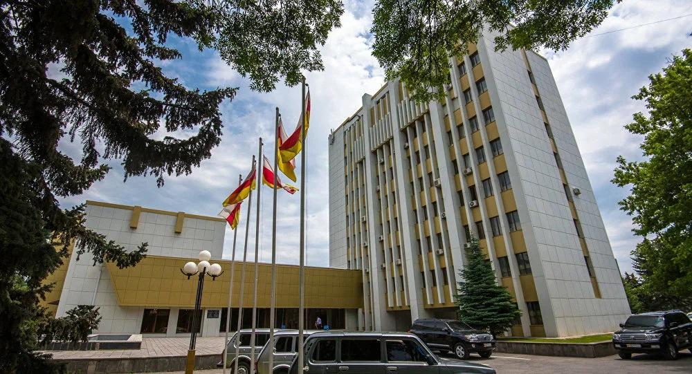 Первый международный экономический форум в Южной Осетии откроет молодежь В республике объявили программу I Международного экономического форума Южная Осетия Горизонты инвестиций который пройдет с 18 по 20 сентября На нем ожидается приезд около двух тысяч участников в том числе делегаций из регионов РФ Никарагуа и Абхазии Стартует главное экономическое событие страны молодежным днем Будущее начинается сегодня Будут организованы панельные дискуссии о роли молодежи в IT сфере предпринимательстве науке образовании и спорте В них примут участие представители министерства образования и науки и Комитета по молодежной политике и спорту Южной Осетии ректоры и проректоры Юго Осетинского государственного университета представители Северо Кавказского федерального университета и молодые предприниматели С приветствием к ним обратятся президент Республики Южная Осетия Алан Гаглоев и президент Российского союза промышленников и предпринимателей РСПП Александр Шохин rgkuban