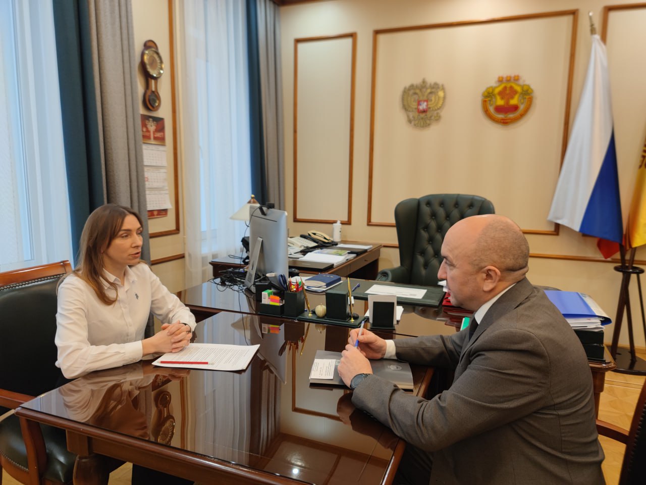 Ольга Александрова назначена первым замминистра природы Чувашии Подписал об этом распоряжение Коллега начинала карьерный путь в 2007 году в региональном Центре лабораторного анализа и технических измерений Затем 16 лет проработала в НИИ экологии Минприроды Чувашии где прошла путь от ведущего инженера до директора Уровень компетенций в отрасли доказала и как грамотный стратег в конкурсе Управленческая команда где вошла в число полуфиналистов На новой должности будет курировать водные ресурсы ТКО недра охрану окружающей среды Успехов и результатов