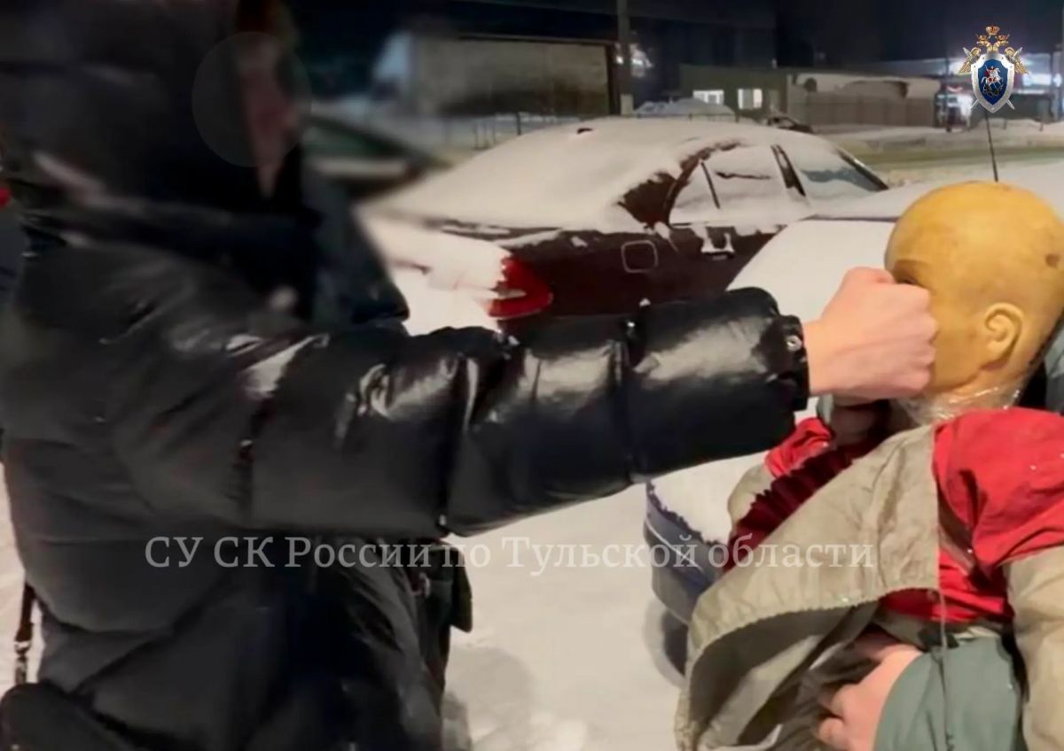 В Тульской области 17 летний юноша забил до смерти мужчину Преступление совершено в городе Плавске 15 февраля Как сообщает Следственный комитет около кафе на улице Коммунаров между 17 летним юношей и 42 летним мужчиной произошел конфликт Несовершеннолетний несколько раз ударил оппонента в область лица От полученных повреждений мужчина скончался на месте Следователем Плавского межрайонного следственного отдела СУ СК России по Тульской области возбуждено уголовное дело злоумышленник обвиняется в причинении тяжкого вреда здоровью повлекшее по неосторожности смерть потерпевшего Следователь осмотрел место происшествия записи с камер видеонаблюдения изъяты назначены судебные экспертизы В настоящее время подросток задержан Следователи допрашивают свидетелей и устанавливают все обстоятельства произошедшего СУ СК России по Тульской области 1  2   Подпишись на новости Мы в MАХ