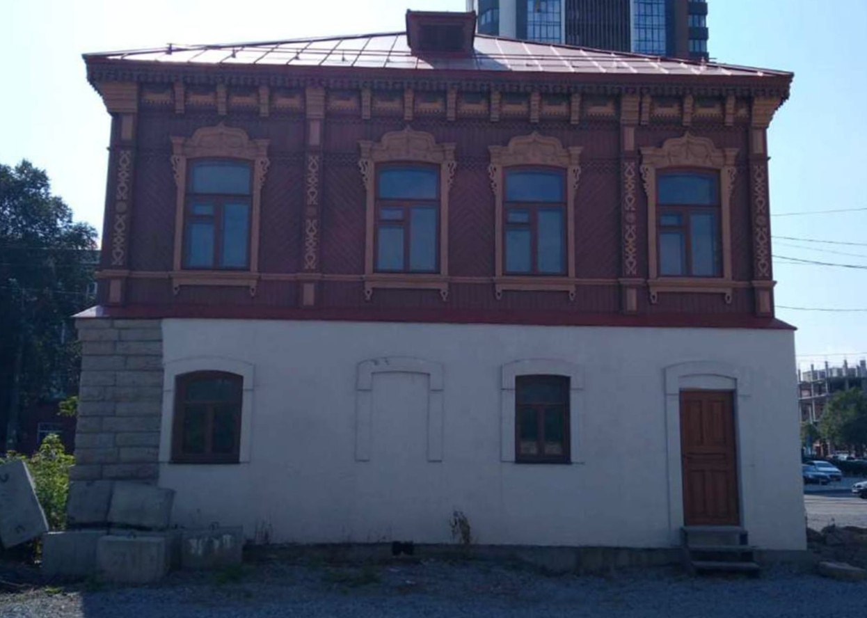 В Челябинске отреставрируют 100-летний дом на Труда  В Челябинске приведут в порядок памятник культуры региона — старинный «Жилой дом» на Труда, век назад возведенный владельцем завода по производству минеральных и фруктовых вод Василием Григорьевым. Разрешение на его восстановление выдал Госкомитет охраны ОКН Челябинской области.  Построенное в начале XX века здание сохранило деревянные фасады с резьбой, детали из камней и оригинальную конструкцию. В ходе проекта реставрации подрядчик укрепит фундамент, в том числе защитит его от влаги, сделав водонепроницаемые отмостки вокруг дома, а также облицует цоколь. Помимо этого рабочие благоустроят деревянные крыльца с резным декором и прилегающую к дому территорию. Все конструкции и элементы из дерева обработают биозащитой, которая предотвратит образование плесени и грибка, а также продлит срок их службы.  — Запланирована и частичная перепланировка помещений в целях приспособления для размещения культурно-досугового центра, — уточнили в Госкомитете.