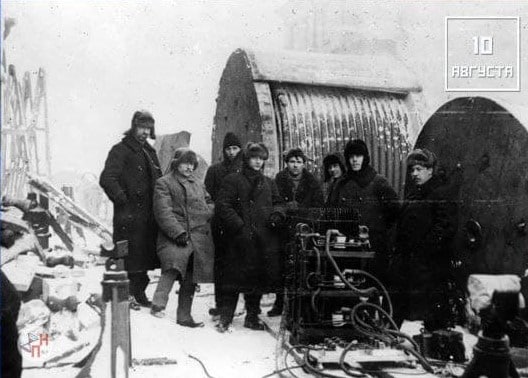 10 августа 1941 года начали прокладывать телефонный кабель по дну Ладожского озера  Почти сразу после начала блокады Ленинграда связь с Большой землёй стала вопросом выживания. Потери в энергетике и транспорте были огромными, но уже к октябрю телефонная и телеграфная линии снова работали. «Кабель жизни», как и «Дорога жизни», тянули с завода «Севкабель» — и за год под ледяной гладью Ладоги протянули новую нитку к городу.  Когда у Петербурга даже провод — уже часть хроники выживания.