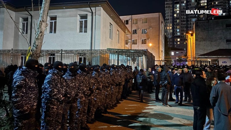 Не менее 17 человек задержали вчера на акциях в Тбилиси и Батуми  Тбилиси. Задержания произошли у ресторана Babilo, который принимал корпоратив судей. По сведениям Interpressnews, задержали девять человек — всех по административным статьям. Адвокат одного из них заявила, что ее клиента побили полицейские.  Батуми. Восемь человек задержали на акции у Конституционного суда, сообщает местное издание Batumelebi и отмечает, что в их числе — сотрудник издания Гурам Мурванидзе. Скорее всего, задержания произошли по административным обвинениям.   Контекст. Протесты в разных городах Грузии проходят ежедневно с 28 ноября, после решения властей снять евроинтеграцию с повестки дня до 2028 года. С тех пор по административным обвинениям задержали более 400 человек, по уголовным — около 50.  Фото: спецназ у Конституционного суда в Батуми / Batumelebi       инстаграм   фейсбук Paper Kartuli