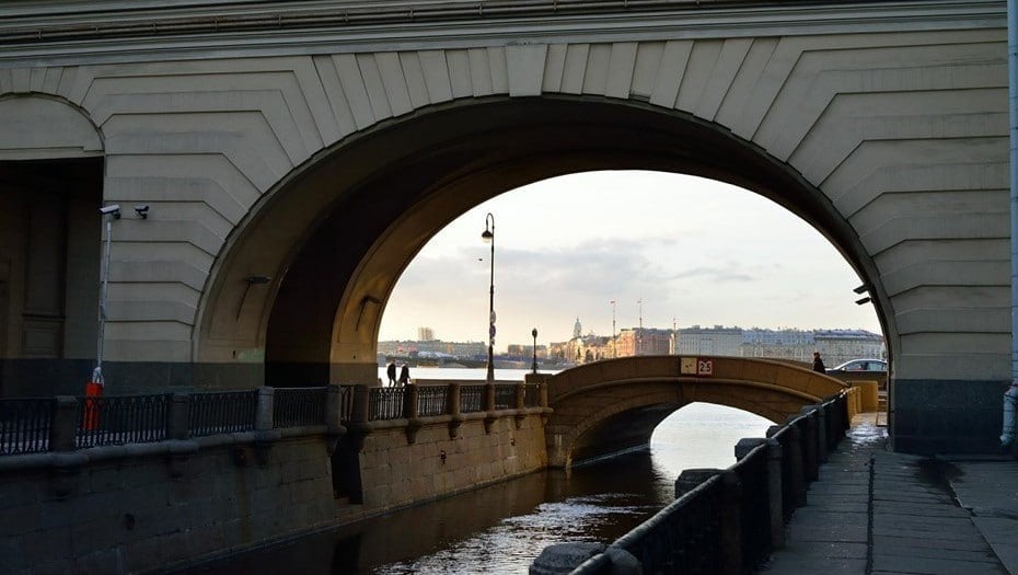 Ремонт на Дворцовой набережной между Прачечным и Эрмитажным мостами продлится до января 2025 года. Работы начались в феврале, в ходе ремонта дорожники спиливают углы гранитных плит. "Мостотрест" успокоил петербуржцев, что такие спилы будут периодически появляться, пока набережная остаётся на ремонте. До января всё восстановят.