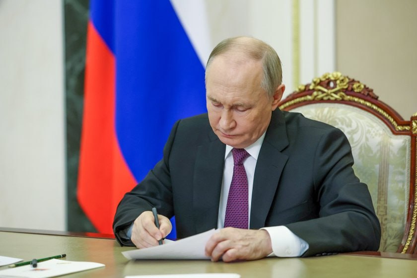 В России появится межведомственная рабочая группа по вопросам помощи семьям с детьми и профилактики социального сиротства Распоряжение подписал президент Владимир Путин Возглавит новую структуру детский омбудсмен Мария Львова Белова На недавней встрече с президентом она отметила недостаток координации деятельности и попросила создать Всероссийскую службу помощи семье Детский омбудсмен надеется что 2030 году можно будет сократить вполовину численность детей в детдомах за счет семьесберегающего подхода В распоряжении главы государства говорится что новая структура координационный орган образованный в целях обеспечения эффективного взаимодействия федеральных региональных и местных властей при развитии системы помощи детям и профилактики социального сиротства в России Фото РИА Новости Подписаться на Российскую газету в Читать нас в MAX