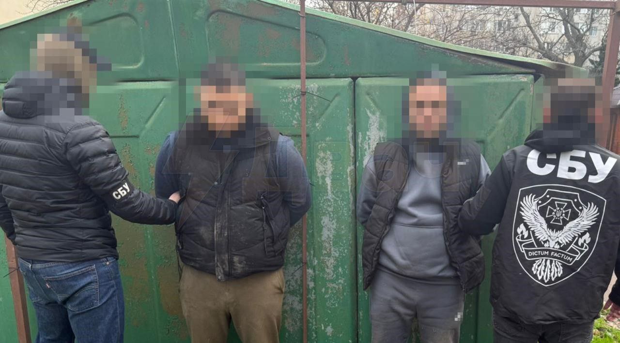 Украинцев вывозили за границу в ЕС через нерабочую газовую трубу сообщает СБУ По подозрению в организации схемы в Закарпатье задержан 62 летний перевозчик из Львова По версии следствия он доставлял мужчин в западный регион и показывал им трубу а в ЕС их встречал его знакомый из Покровска который занимался поиском потенциальных клиентов в ТикТоке banksta