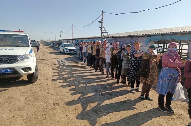 Силовики вновь нагрянули к цыганам и в рассадники нелегалов под Волгоградом В Волгоградской области представители силовых ведомств вновь нагрянули в тепличные хозяйства и на поля местных фермеров. Как сообщает ИА «Высота 102», 4 июня силовики при поддержке ОМОНа искали нелегалов также в домах отдыха и в прочих организациях в окрестностях хуторов Иловлинского района Краснодонский, Авилов, Кузнецов, Байбаев, Красноярский и Медведев. Также рейды прошли на проселочных и межмуниципальных дорогах. В ходе сегодняшних рейдов волгоградскими силовиками были проверены 370 человек, в том числе 110 иностранных граждан. Сотрудники ДПС провели проверку 55 транспортных средств. Еще одним результатом рейда стало вручение повесток в военкомат для постановки на воинский учет пятерым цыганам подробнее