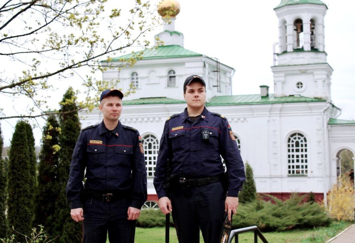#общественная_безопасность  #радуница   Правоохранители Витебщины на Радуницу будут нести службу в усиленном режиме  Сотрудники органов внутренних дел Витебской области обеспечат охрану общественного порядка при проведении праздничных религиозных мероприятий, приуроченных Радунице по календарю православной конфессии.    В период времени с 08.00 до 16.00 часов 29 апреля в 79 храмах и церквях пройдут богослужения. Культовые сооружения и наиболее посещаемые гражданами места захоронений будут взяты под контроль сотрудников милиции.    На охрану общественного порядка и безопасность дорожного движения при проведении мероприятий планируется задействовать достаточное количество милиционеров. Личный состав органов внутренних дел будет переведен на усиленный вариант несения службы.    В районе мест захоронений службу по охране общественного порядка и безопасности дорожного движения будут нести сотрудники территориальных органов внутренних дел и Государственной автомобильной инспекции. К отдельным местам проведения мероприятий будет ограничено движение транспорта или изменены маршруты, при этом будут созданы дополнительные парковки для транспорта.   В случае обнаружения бесхозных предметов, подозрительных граждан или транспортных средств просим незамедлительно информировать ближайший наряд милиции либо сообщить по телефону 102!  Убедительная просьба с пониманием отнестись к повышенным мерам безопасности и соблюдать установленный порядок проведения массовых мероприятий!