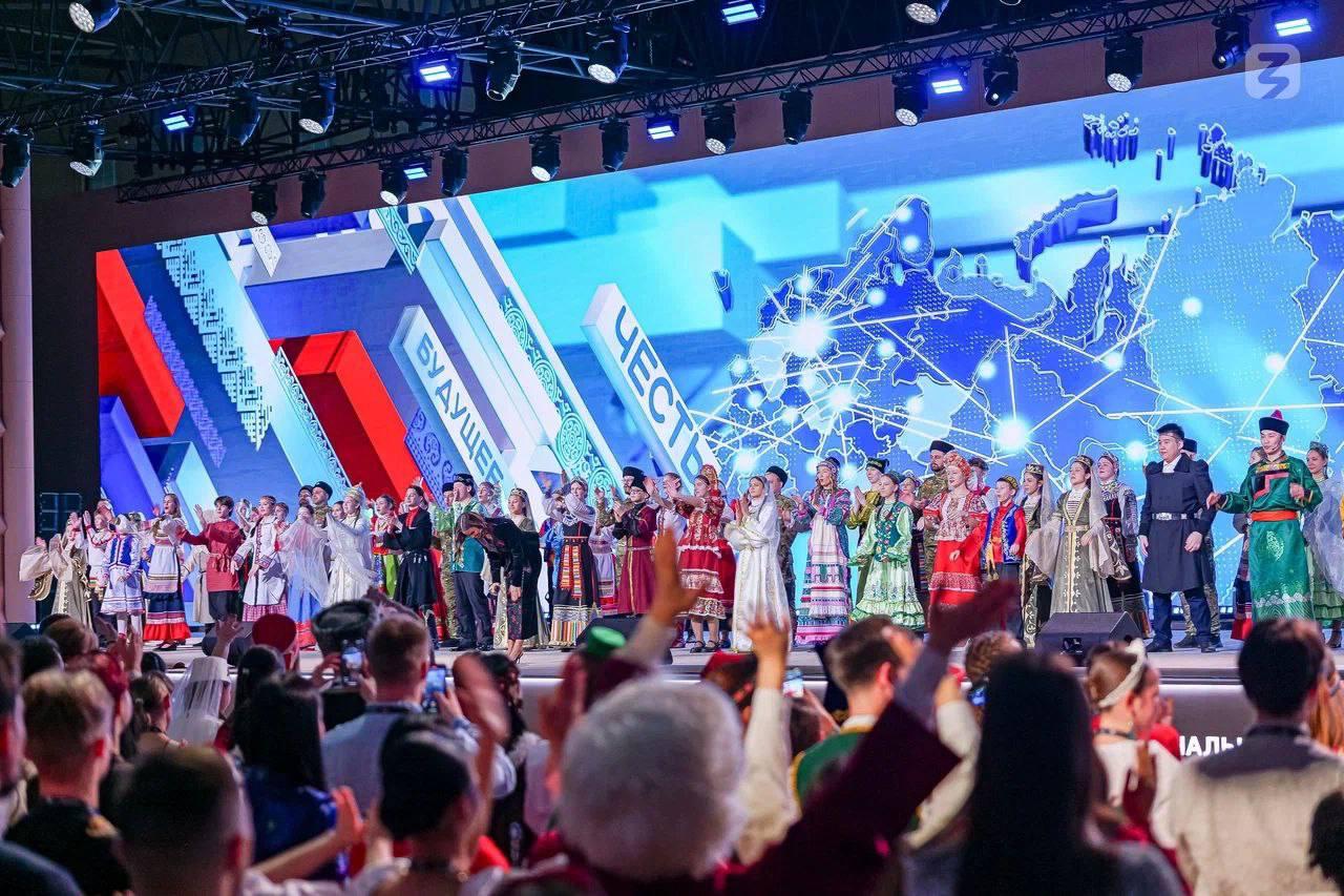 Год единства народов Дальний Восток готов принять марафон Пока остаётся открытым вопрос какой регион станет центром главного весеннего просветительского события страны Однако уже начался конкурс среди субъектов ДФО на право принять марафон Знание Первые посвящённый Году единства народов России Одна из очных площадок марафона появится именно на Дальнем Востоке Региону предстоит доказать готовность стать площадкой масштабного события федерального уровня Уже в марте по итогам нескольких этапов отбора экспертная комиссия определит до 10 регионов победителей по всей стране В них развернётся насыщенная программа с участием Государственных деятелей Ученых Мастеров культуры искусства и спорта Героев России Более 100 лекторов от политиков до блогеров обсудят что объединяет жителей страны от Камчатки до Калмыкии Сам марафон состоится в преддверии Дня коренных малочисленных народов России и соберёт свыше 18 тысяч участников по всей стране Напомним что в начале февраля Президент России Владимир Путин дал старт Году единства народов Марафон Знание Первые станет одной из ключевых площадок этого года объединив экспертов лидеров мнений и молодёжь