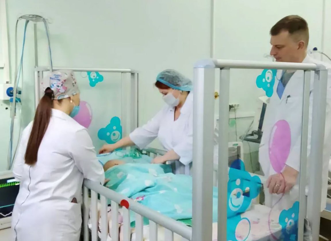 В Приморье полуторогодовалого ребёнка покусала бойцовая собака В селе Воскресенка американский стаффордширский терьер напал на ребёнка которого родители оставили одного с животным Малыш ползал по полу и попытался дотянуться до миски из которой ела собака У животного сработал инстинкт оно укусило ребёнка С тяжёлыми травмами головы и лица пострадавшего доставили в Спасскую городскую больницу где ему сделали операцию Врачи диагностировали перелом верхней челюсти повреждение век и слёзных каналов но глаза удалось спасти   Позже ребёнка санавиация доставила в Краевую клиническую больницу 2 во Владивостоке Сейчас его состояние стабилизировано угрозы жизни нет Следователи возбудили уголовное дело о причинении тяжкого вреда здоровью по неосторожности