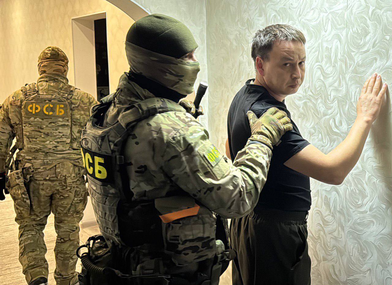 Брал щебнем и чернозёмом начальника отделения ГИБДД заподозрили во взятке В Челябинской области возбуждено уголовное дело в отношении начальника отделения ГИБДД по Кунашакскому району Следователи СК уточнили что с апреля по сентябрь подозреваемый через посредников получил взятку от директора коммерческой фирмы 40 тонн щебня и 30 тонн чернозёма По данным следствия вознаграждение предназначалось за отказ от составления протоколов на водителей грузовиков нарушавших ПДД на территории района Противоправные действия выявили сотрудники УФСБ по Челябинской области