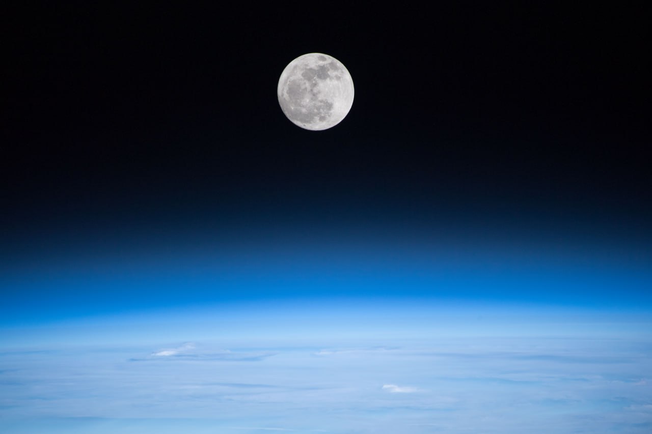 Друзья сегодня интереснейший и важнейший день в ИсторияКосмоса 17 ноября 1970 года самоходным аппаратом Луноход 1 СССР управляемым специальным экипажем с Земли была проложена первая колея на Луне Луноход 1 проводил исследования на поверхности Луны и окололунного пространства до 4 октября 1971 года По поверхности Луны было пройдено 10 540 м что стало мировым рекордом Луноход 1 передал на Землю 211 лунных панорам и 25 тысяч фотографий и другие результаты исследований Артемьевнасвязи