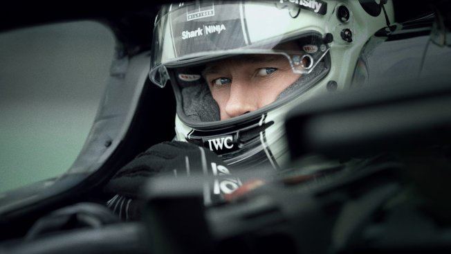 Лента «F1» с Брэдом Питтом в главной роли собрал более $144 млн в течение трех дней в мировом прокате. Фильм Джозефа Косински рассказывает о бывшем автогонщике, который возвращается в спорт, чтобы тренировать молодого пилота. : Кадр из фильма «F1»