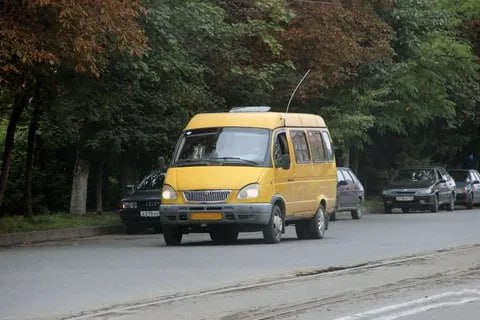 Прокуратура в суде оспаривает торги на право пассажирских перевозок по маршруту 21 Решением от 16 октября Арбитражный суд РСО Алания принял к рассмотрению иск первого заместителя прокурора республики к управлению транспорта АМС г Владикавказа и ООО Скат о признании недействительными результаты торгов в форме открытого конкурса на право получения свидетельства об осуществлении перевозок по одному или нескольким муниципальным маршрутам регулярных перевозок о признании недействительным свидетельство об осуществлении перевозок по муниципальному маршруту регулярных перевозок 21 Московская Карцинская В качестве третьих лиц не заявляющих самостоятельных требований относительно предмета спора выступают транспортные компании ООО Благовест и ООО Фаэтон Предварительное судебное заседание назначено на 25 ноября 2025 года