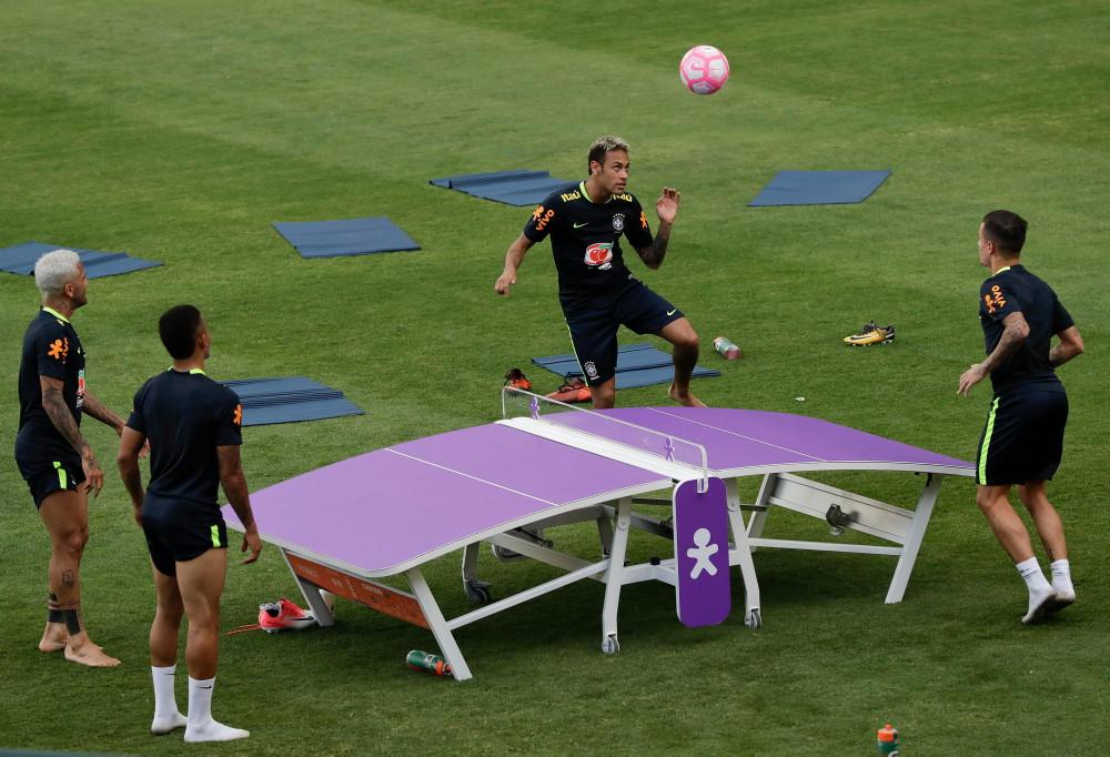 Во дворах и парках Татарстана появятся столы для игры в текбол Это вид спорта на стыке футбола и настольного тенниса Участники играют за искривленным столом используя мяч похожий на футбольный Отбивать его можно любой частью тела кроме рук inde io news vo dvorah tatarstana poyavyatsya stoly dlya igry v tekbol