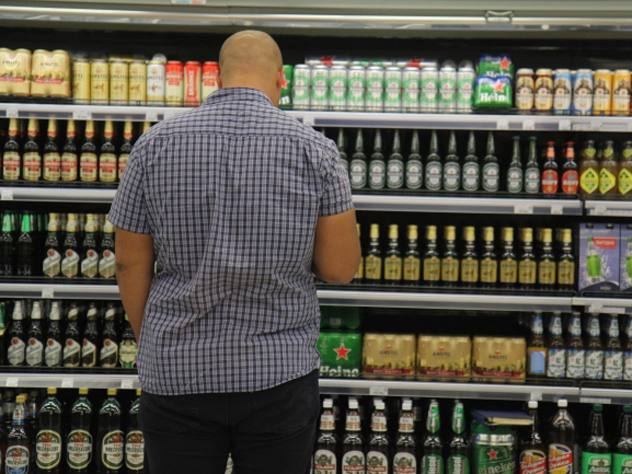 Умеренное употребление пива может быть полезно для здоровья утверждают врачи Новые исследования показывают что пиво в умеренных количествах может оказывать положительное влияние на организм Врачи отмечают что пиво способствует выведению алюминия содержит витамины группы B B1 B2 и витамин C поддерживает нормальный метаболизм и положительно влияет на ментальное здоровье Особенно полезно пиво для мужчин 1 2 кружки в день могут способствовать укреплению костей Важно помнить речь идет об умеренном употреблении Злоупотребление алкоголем вредит вашему здоровью Подпишись на нас в МАХ