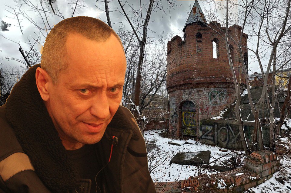 Ангарский маньяк Попков бил жертву топором по голове душил и поджег В мае 2011 года ангарский маньяк Михаил Попков расправился с 36 летней школьной уборщицей Он встретил женщину в парке Ангарска и заговорил с ней на тропинке Незнакомка ответила грубо Экс милиционер вышел из себя достал из рюкзака топорик подкрался сзади и напал Сибирячка стала 87 й жертвой Попкова 28 августа 2025 года суд признал его виновным В СМИ появились якобы подробности этого преступления Сообщается что душегуб якобы сломал жертве десять ребер нанес множественные удары топором по голове а затем сжег ее тело Однако как стало известно КП Иркутск информация соответствует действительности лишь отчасти Старший следователь Следственного отдела по Ангарску СУ СКР по Иркутской области Евгений Рожин который вел дело Попкова опроверг данные о десяти сломанных ребрах у школьной уборщицы Это неправда Он наносил множественные удары топором по голове душил а затем поджег Ранее корреспондент КП Иркутск прошла по следам маньяка и выяснила подробности одного из последних его убийств Фото Юлия ПЫХАЛОВА Анастасия КУРЕНОВА