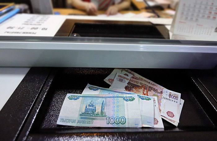 Для обмена валюты на сумму свыше 40 тысяч рублей в банке потребуется предъявить паспорт. Чтобы обменять гривны на рубли в отделениях банков жителям Запорожской области, необходимо иметь при себе паспорт. Он обязательный при операциях на сумму от 40 тысяч рублей. При обмене значительных объёмов иностранной валюты в некоторых банках может потребоваться подтверждение доходов. В качестве подтверждающих документов подойдут справка с места работы о доходах, договор купли-продажи недвижимости, выписка из ЕГРН, выписка со счета или вклада, договор дарения, свидетельство о наследстве и другие документы. Лучше заранее уточнить в конкретном отделении, какой документ потребуется в вашем случае. Напоминаем, что легально покупать и продавать иностранную валюту можно только в отделениях банков или через их банкоматы — использование других способов будет незаконным. Обмен гривен на рубли жителям Запорожской области осуществляется только в банковских отделениях по курсу 1,25 рублей за 1 гривну.