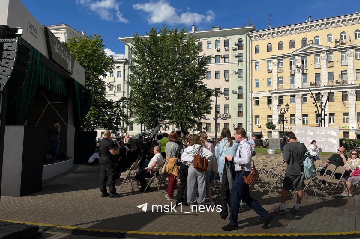 В Москве завершаются последние приготовления площадок для фестиваля «Театральный бульвар», который будет идти все лето. На Хохловской площади уже установили огромную сцену, а лестницы-скамейки станут частью амфитеатра. На Чистых прудах похожая ситуация. Там проходят финальные тестирования приготовленной зоны, там смонтировали сцену и поставили перед ней стулья. Фестиваль пройдет на 14 площадках и покажет около 600 постановок. На 92 дня столица превратится в настоящую театральную сцену! Прислать новость