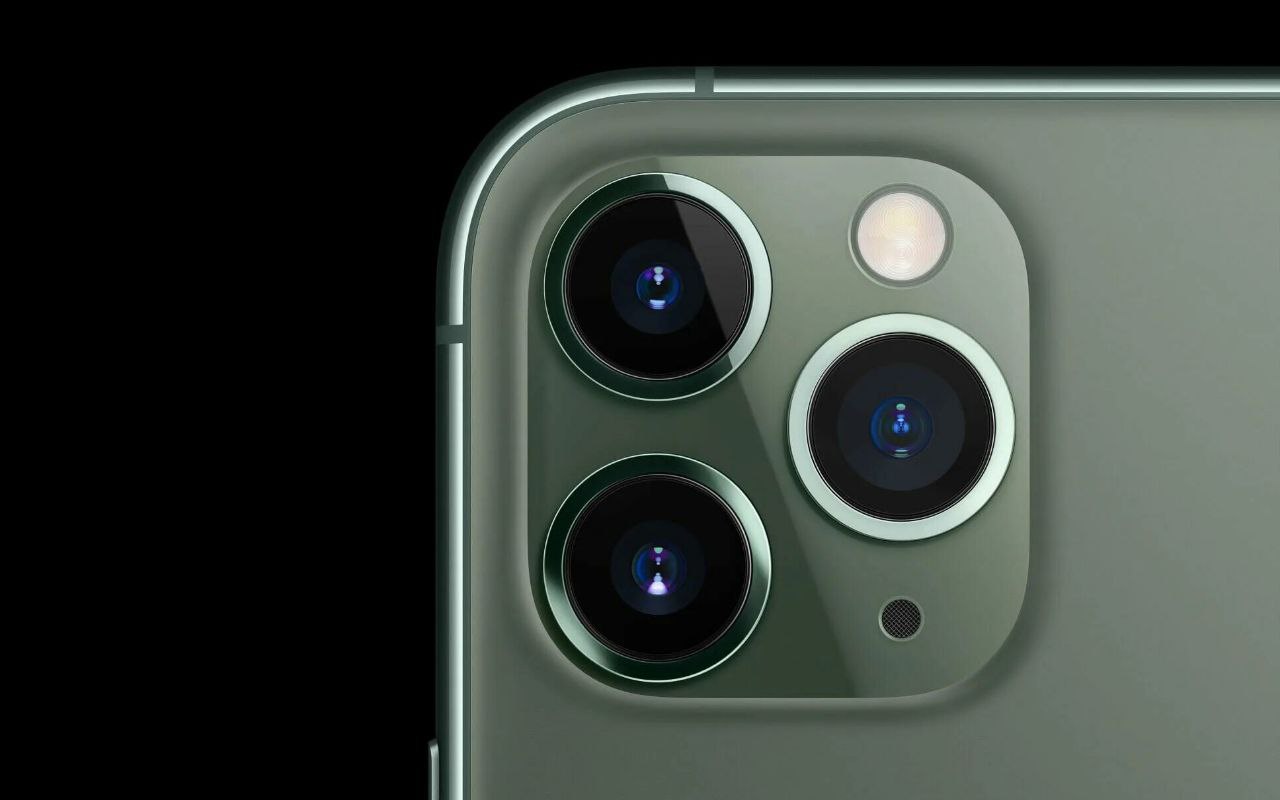 iPhone смогут видеть как человеческий глаз Компания разрабатывает двухслойный датчик с технологией LOFIC, способный захватывать до 20 стопов динамического диапазона — почти как человеческое зрение. Это позволит снимать сцены с контрастным освещением без потери деталей в тенях и светах. Пока есть только патент, появится ли система в продуктах компании - неизвестно