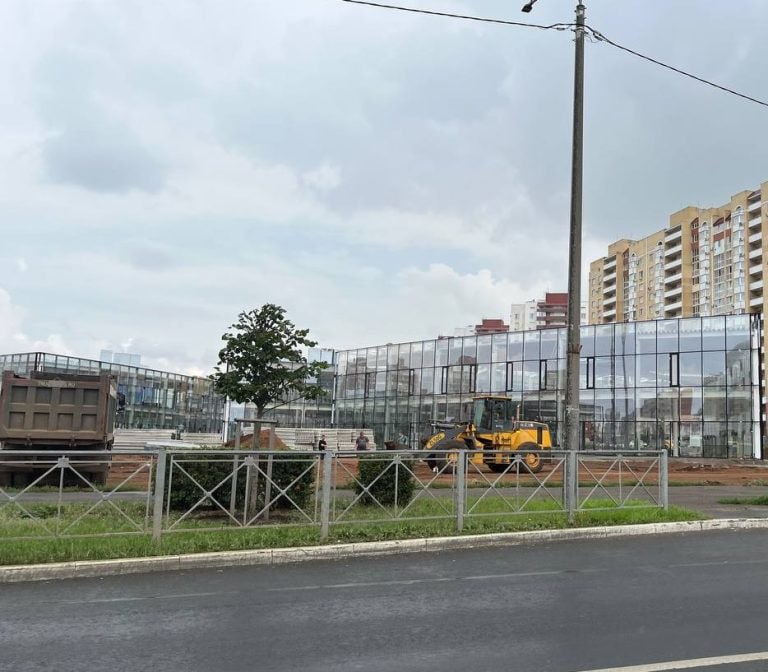 Оренбург Медиа   В Оренбурге завершается строительство медицинского кластера на Салмышской  Строительство комплекса павильонов для медицинского кластера на улице Салмышской в Оренбурге подходит к концу, впереди — масштабный ремонт, благоустройство территории и внутренняя отделка.  Кластер строят на пустыре около «Фермер Базара». Там в итоге появится целый комплекс частных медицинских учреждений. Работы начались в этом году. Сейчас возведение непосредственно самих стеклянных павильонов почти завершено. Как писал «Оренбург Медиа», новый медицинский кластер появится на территории площадью 18 тысяч квадратных метров в районе улиц Высотная и Серебряной росы.    Подробнее:          Оренбург... подробнее на канале: Оренбург Медиа @
