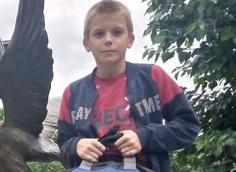 В Улан-Удэ потерялся мальчик с самокатом   Полиция Бурятии разыскивает 13-летнего Владислава Афанасьева. Днем 20 июля он вышел из дома на улице Каландаришвили и еще не вернулся.   Приметы подростка: европейской внешности, среднего телосложения, рост 155-160 см, русые волосы, карие глаза. Был одет: черная футболка с белым квадратом, синие шорты, зеленые носки с надписью, синие кроссовки с белыми полосками.  Особые приметы: большая родинка в области лба. При себе у него был черный самокат.   При наличии любой информации о мальчике просят сообщить по телефонам: 8  3012  229-58-73, 8  3012  44-02-02, 8  924  650-52-64 или 102. #Бурятия  Подробнее в Номер один       Сообщить нам свою новость можно по кнопке:       Письмо в редакцию