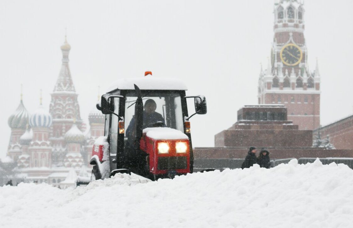 Сугробы высотой в 60 см выросли в Москве это в два раза больше климатической нормы рассказал синоптик Евгений Тишковец Он отметил что в Подмосковье самые большие сугробы в Черустях и Серпухове 64 см Коломне 63 см Волоколамске 60 см