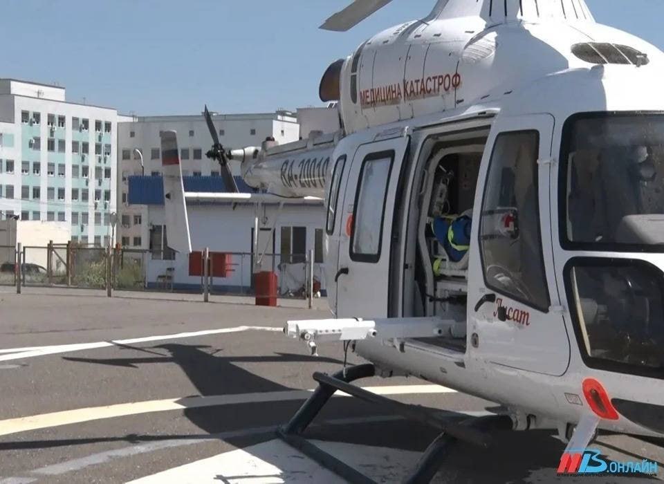 С начала года санитарная авиация Волгоградской области совершила 103 вылета для оперативной транспортировки пациентов в специализированные медицинские центры Волгограда и Волжского. Как сообщает со ссылкой на облздрав, наибольшее количество вылетов было совершено в Камышинский 14 , Михайловский 13 и Урюпинский 12 районы. Основными причинами для экстренной эвакуации стали сердечно-сосудистые заболевания и последствия дорожно-транспортных происшествий. Среди доставленных пациентов – 18 детей, самому младшему из которых исполнился год. С 2017 года санитарной авиацией Волгоградской области выполнено 2712 вылетов, в результате чего 2583 человека, включая 434 ребенка 51 в возрасте до года , были оперативно доставлены в медицинские учреждения. Отметим, в 2024 году были введены в эксплуатацию новые вертолетные площадки в больнице №15 и областной больнице №1, что позволило улучшить логистику санитарной авиации.