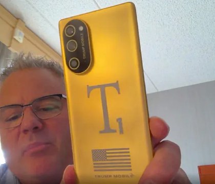 Trump Phone T1 вновь задерживается получил другой дизайн и будет стоить дороже The Verge Сроки вывода на рынок анонсированного в 2025 году американского смартфона Trump Mobile T1 постоянно сдвигаются Внешне аппарат заметно отличается от ранних рендеров а его характеристики от данных официального сайта Вместе с тем ожидается рост цены устройства