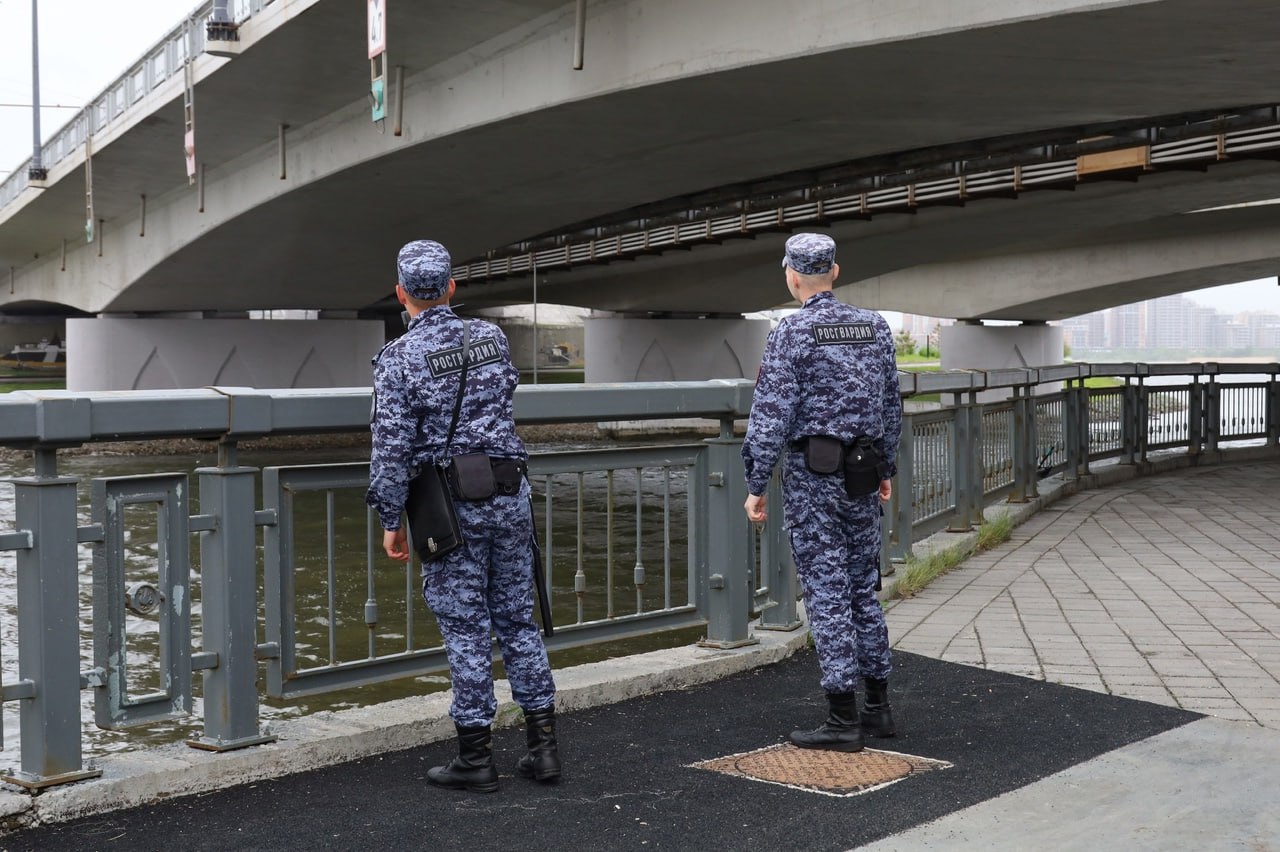 Росгвардейцы спасли девушку, забравшуюся на край моста над Казанкой Сотрудники Дмитрий и Кирилл патрулировали Кремлевскую набережную, когда заметили девушку. Они предположили, что она собирается пойти на страшный шаг и поспешили на помощь. Росгвардейцы стянули её с ограждения. Что-либо вразумительное сказать о своих намерениях девушка не смогла — она была в шоковом состоянии. Ее передали медикам скорой. Подписаться на «Вечерку»