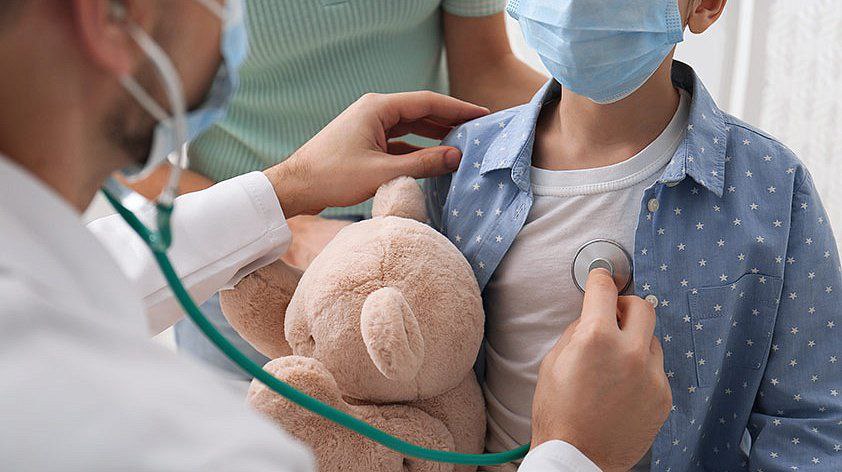 Прокуратура организовала проверку по публикации в социальных сетях о выявлении заболевания туберкулезом двух учащихся одного из образовательных учреждений в селе Чкаловское Спасского района Надзорное ведомство взяло на контроль установление всех обстоятельств произошедшего В образовательном учреждении проведена санитарная обработка помещений Управление Роспотребнадзора проводит административное расследование его результаты на контроле По итогам проверки прокуратура примет комплекс мер прокурорского реагирования для недопущения дальнейшего распространения заболевания и защиты прав детей на безопасные условия обучения Хотите поделиться новостью Написать в Приморье Онлайн