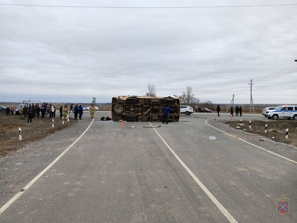 Десять машин скорой помощи направили на место ДТП со школьным автобусом под Волгоградом, где погиб десятилетний ребенок. Об этом сообщили в региональной администрации.  Медпомощь оказывают двум десятилетним мальчикам и двум девочка 14 и 15 лет. На место готова отправиться санитарная авиация.   : ГУ МВД России по Волгоградской        Отправить новость